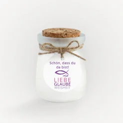 Duftkerze Vanille mit Korkdeckel + Anhänger Mädchen "Liebe Glaube Weisheit"