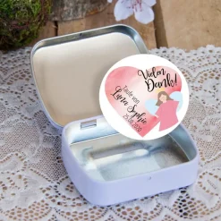 Gastgeschenk Taufe Metalldose mit Aufkleber 