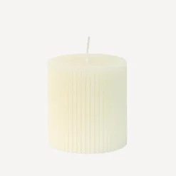 Stumpenkerze mit Rillen creme 7,5 cm