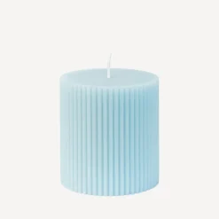 Stumpenkerze mit Rillen hellblau 7,5 cm