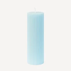 Stumpenkerze mit Rillen hellblau 15 cm