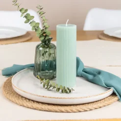 Stumpenkerze mit Rillen salbeigrün 15 cm